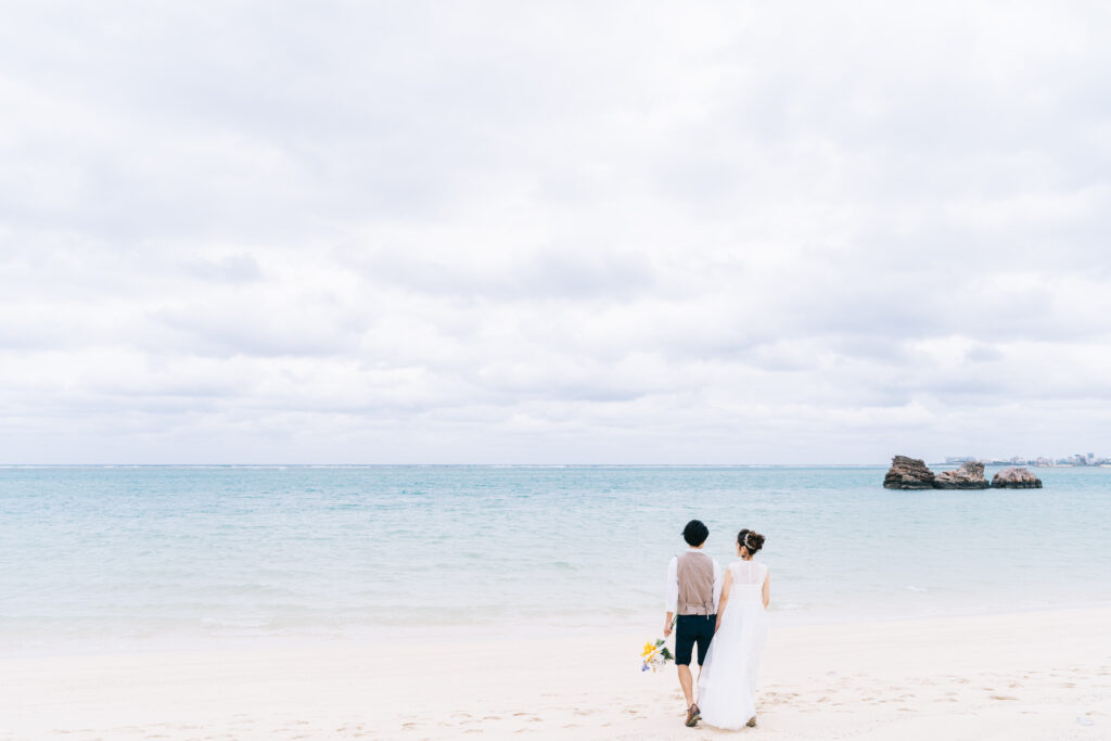 沖縄のビーチで撮るフォトウェディング
